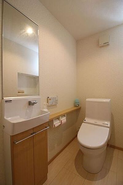 ＊1階のトイレ＊手洗い場がついており、トイレ内で手を洗うことができます！洗面所へ手を洗いに行く必要がないため、来客時も安心ですね♪