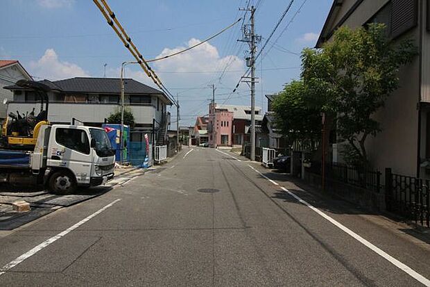 前面道路幅員約7.2ｍです。対向車がきてもすれ違うことができるので安心です。