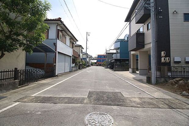 前面道路幅員約7.2mです。対向車がきてもすれ違うことができるので安心です。