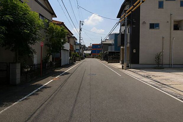 前面道路幅員約7.2ｍです。対向車がきてもすれ違うことができるので安心です。