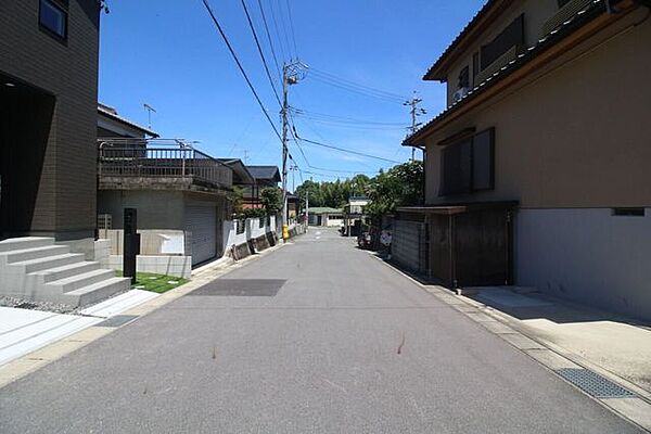 幅員約5.9ｍです。対向車がきてもすれ違うことができるので、安心です。