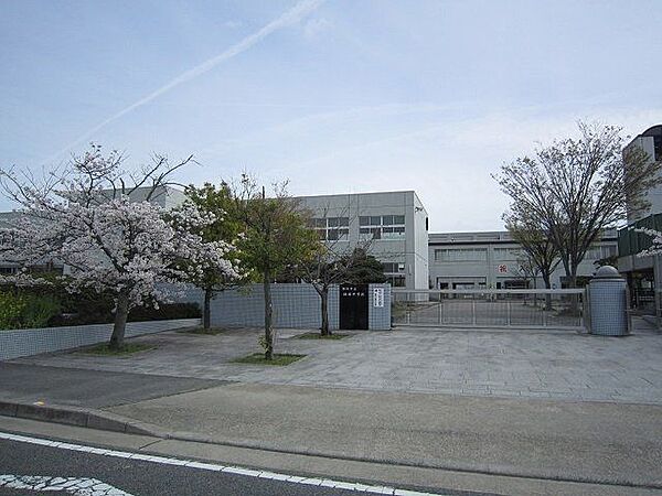 福岡中学校岡崎市福岡町にある、公立の中学校です！福岡町、上地町、国正町新田、上地1丁目、上地6丁目、若松町川向、若松町向山の子が通う中学校です！ 450m