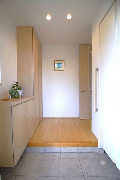 広々とした玄関です。室内が見えづらい造りなので、プライベート空間を守りやすいです。（CG加工の為、現況と異なります。）