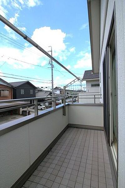 南向きのバルコニーで日当たり良好です。洗濯物も良く乾きそうですね。