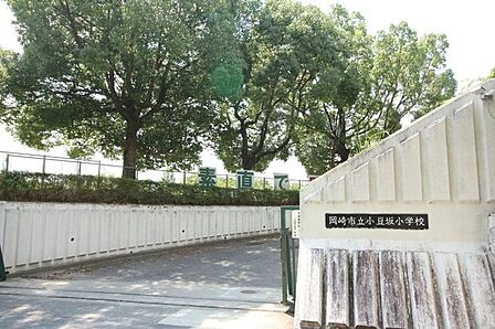 小豆坂小学校岡崎市戸崎町にある公立の小学校です! 1200m