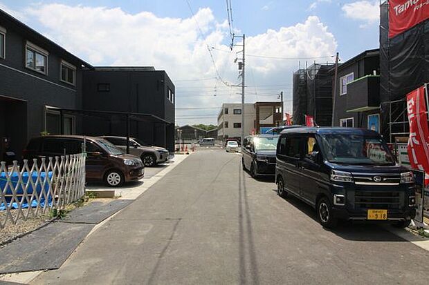 ＊東側の前面道路＊前面道路は約6メートルでとても広々として見通しがよく、お車の運転が得意でない方も安心していただけます。