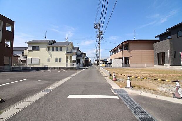 *東側の前面道路*前面道路は約6メートルでとても広々として見通しがよく、お車の運転が得意でない方も安心していただけます。