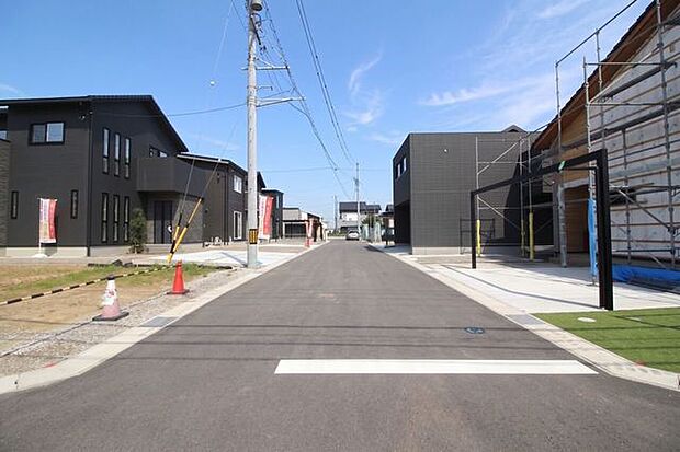 *東側の前面道路*前面道路は約6メートルでとても広々として見通しがよく、お車の運転が得意でない方も安心していただけます。