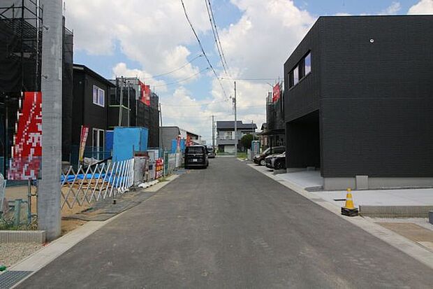 ＊東側の前面道路＊前面道路は約6メートルでとても広々として見通しがよく、お車の運転が得意でない方も安心していただけます。