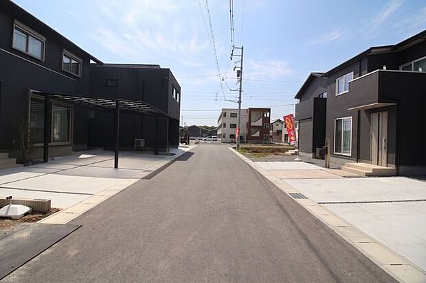 *東側の前面道路*前面道路は約6メートルでとても広々として見通しがよく、お車の運転が得意でない方も安心していただけます。