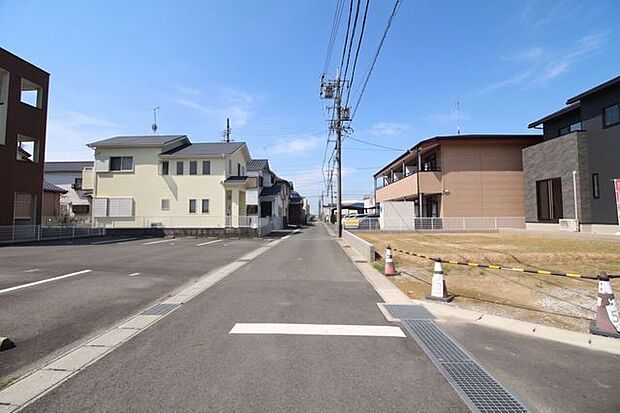 *東側の前面道路*前面道路は約6メートルでとても広々として見通しがよく、お車の運転が得意でない方も安心していただけます。