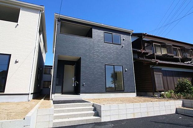 岩津小学校まで徒歩約9分、岩津中学校まで徒歩約2分で、お子様の通学も安心な立地です。