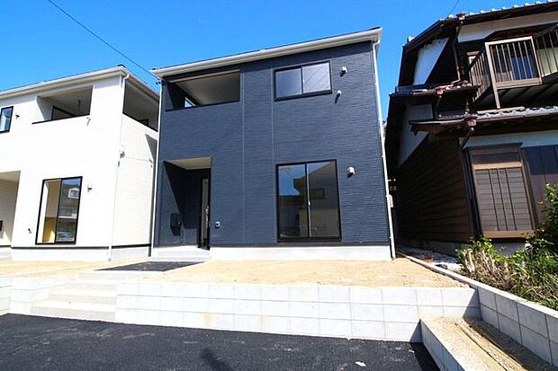 岩津小学校まで徒歩約9分、岩津中学校まで徒歩約2分で、お子様の通学も安心な立地です。