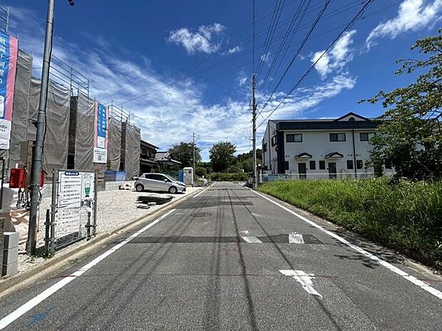 *南側の前面道路*車との距離もしっかり保てる、家族に優しい環境です。