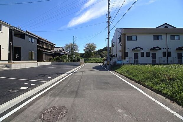 *南側の前面道路*車との距離もしっかり保てる、家族に優しい環境です。