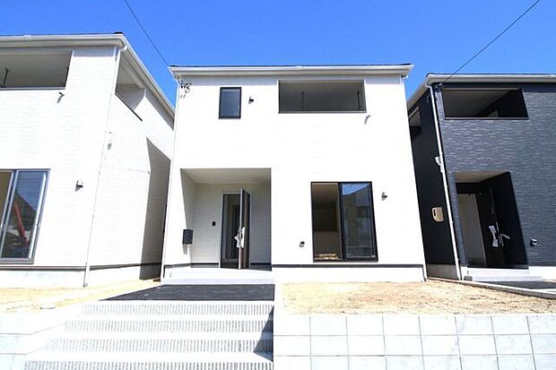岩津小学校まで徒歩約9分、岩津中学校まで徒歩約2分で、お子様の通学も安心な立地です。