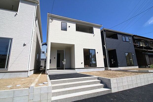 岩津小学校まで徒歩約9分、岩津中学校まで徒歩約2分で、お子様の通学も安心な立地です。