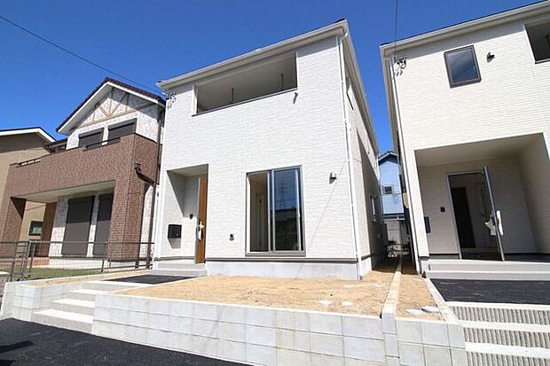 岩津小学校まで徒歩約9分、岩津中学校まで徒歩約2分で、お子様の通学も安心な立地です。
