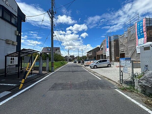 ＊南側の前面道路＊車との距離もしっかり保てる、家族に優しい環境です。