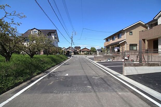 ＊南側の前面道路＊車との距離もしっかり保てる、家族に優しい環境です。
