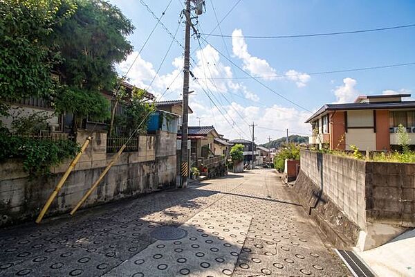 前面道路幅員約6ｍです。対向車がきても、すれ違うことができるので安心です。