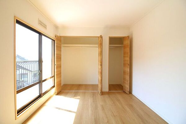 ＊約6.5帖洋室＊クローゼットが2つあり、たっぷり収納可能です。全室フローリングなので、お掃除やお手入れもラクラク！