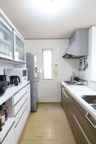 広々スペースのキッチンは、ご夫婦やお子様、ご友人と並んで料理もできそうなくらいゆとりのある空間になっております。