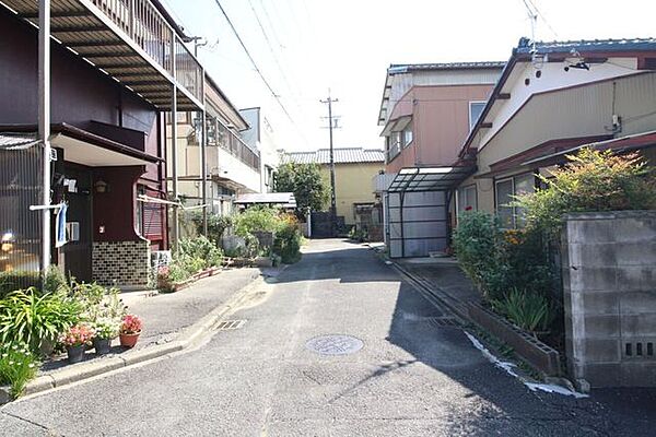 前面道路幅員約3.9ｍです。軽自動車やコンパクトカーなど小回りの利くお車での通行が便利です。
