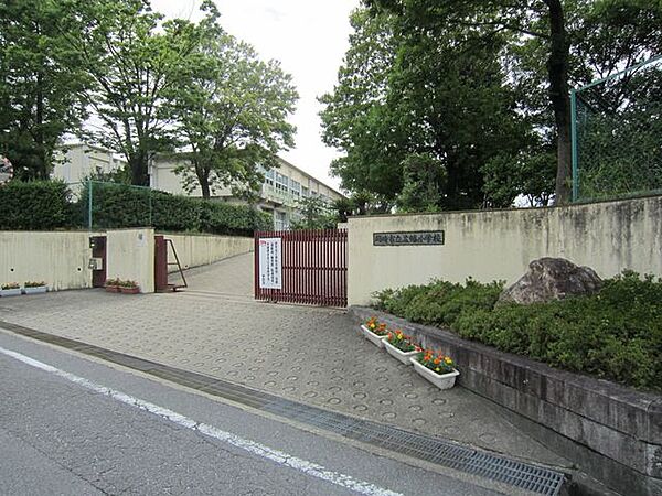 広幡小学校岡崎市広幡町にある公立の小学校です！ 700m
