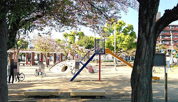 平野西公園：徒歩5分（400ｍ）