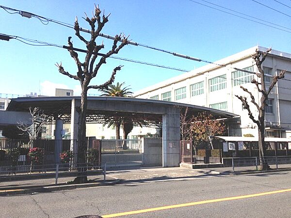 大阪市立住之江小学校：徒歩7分（550ｍ）