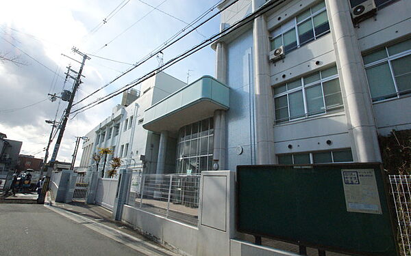 松虫中学校まで200ｍ　徒歩約3分