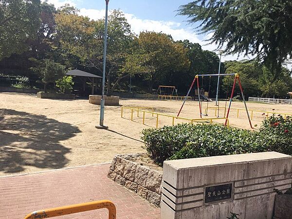 聖天山公園まで50ｍ　徒歩約1分