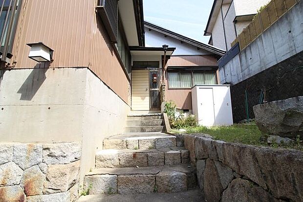 玄関アプローチは石の階段になっております！ちょっとしたお庭スペースもあり、ガーデニングなど楽しめます！