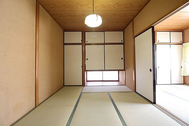 和室があると安らぎますね。柔らかい畳の敷かれた和室は、ゆっくりくつろげるお昼寝スペースにも良さそうです！