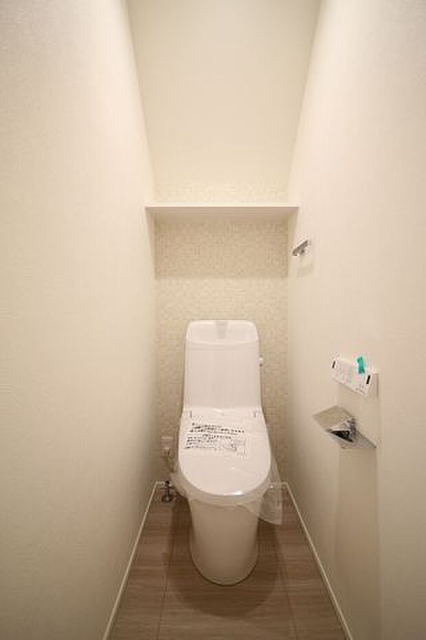 ホワイトカラーで統一された、清潔感があるトイレです。1階、2階にトイレがあるので、混み合う時間も安心ですね。