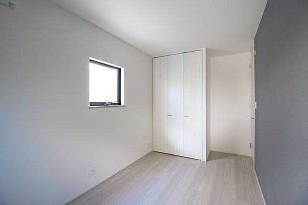5.6帖の洋室は光が射し込む明るい空間！収納付きで家具を置いても十分なスペースを確保できるゆとりの住空間！
