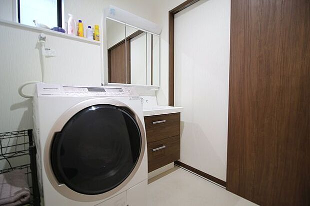＊洗面所＊大きな洗濯機も置ける広々とした洗面所です！収納棚などが置けるスペースもあり、脱衣所もスッキリ片付きます！