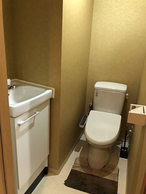 ＊2階トイレ＊ゴールドのアクセントクロスが目を引く2階トイレ！手洗いボール下は扉付きの収納で掃除道具などを入れておけます。