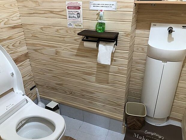 ＊1階トイレ＊1階トイレは手洗いボール付きの清潔感のあるトイレです！木を使っており落ち着いた空間です！