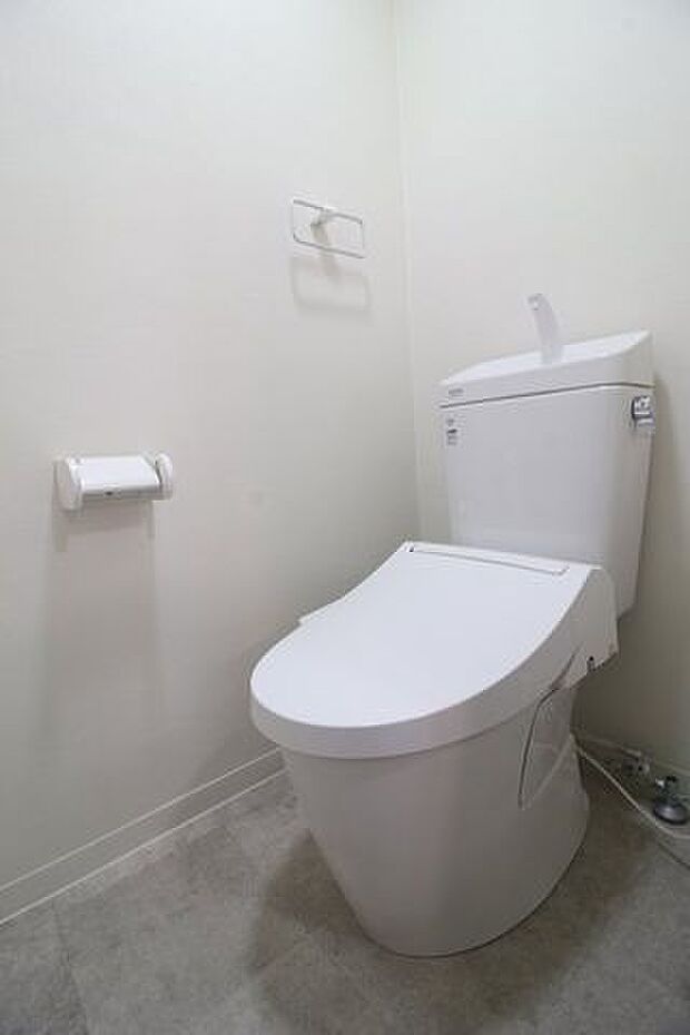 シンプルなデザインで清潔感のあるトイレです。壁掛けのリモコン付きで小さなお子様も使いやすいトイレです！
