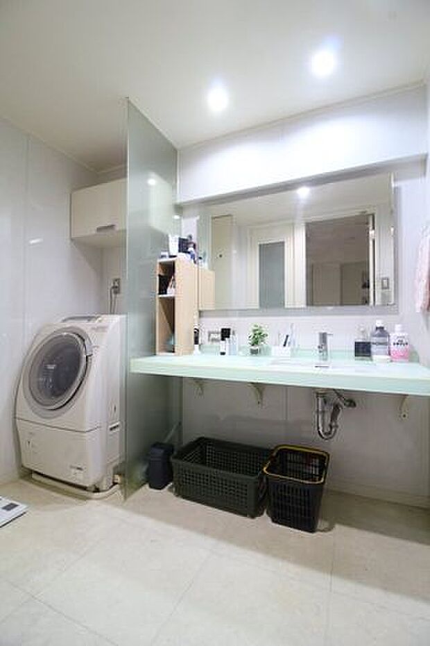 大きな洗濯機を置いてもゆとりのスペースの洗面所！朝の準備もスムーズにできるワイドなつくりの洗面台には大きな鏡が付いているのでしっかりと身支度のチェックも行えます。