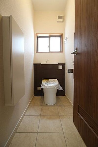 清潔感のある明るい、ゆとりのある1階トイレです！扉付きの収納が付いているので、掃除道具などを入れておけます。
