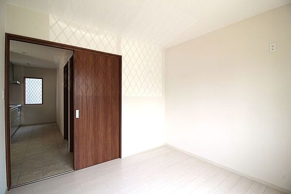 ＊1階納戸＊キッチン横の納戸はたくさん収納ができる嬉しいスペースです。コタツも扇風機もポンポンしまえます！