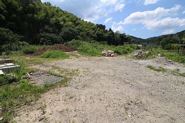 国道1号線に近く、岡崎の中心街、豊川市、高速道路へのアクセスも良好です。資材置き場に最適な土地です！