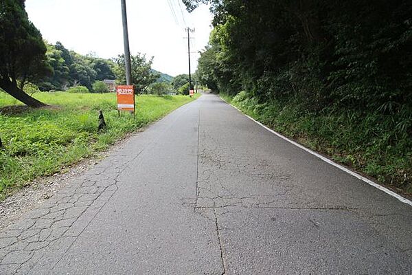 前面道路は西側約6.0ｍ！間口は約15.9ｍあり、車の出し入れもしやすい環境！資材置き場にオススメ！