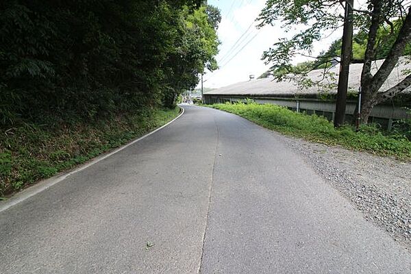 前面道路は西側約6.0ｍ！間口は約15.9ｍあり、車の出し入れもしやすい環境！資材置き場にオススメ！