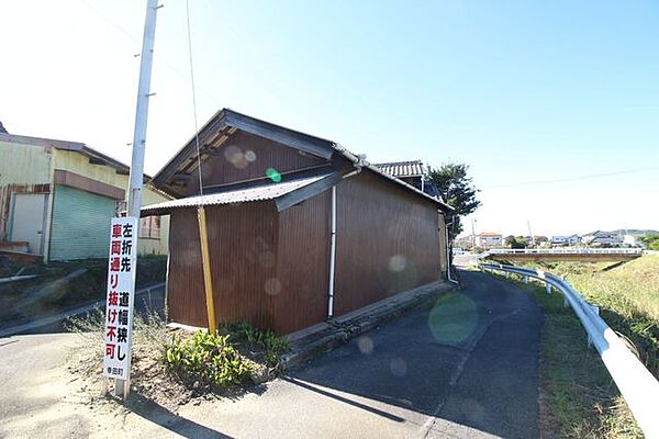 前面道路（北西側）は約2.5ｍ、間口約34.40ｍ。通りからは一本入っているため、のどかで落ち着いた住環境です！