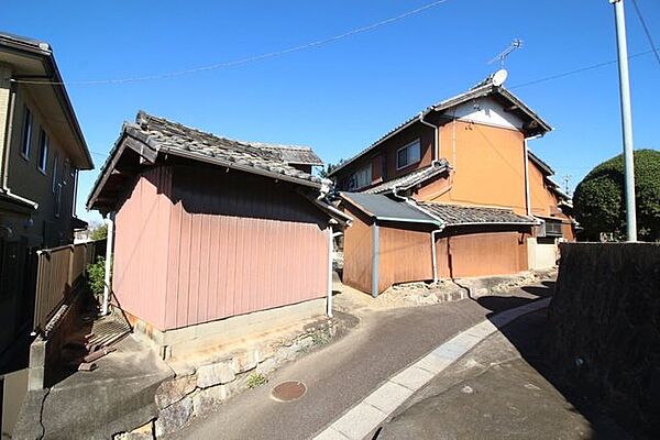 土地面積351.70ｍ2（約106.38坪）！小学校、中学校徒歩圏内！ファミリーにもおすすめ！お気軽にお問い合わせください！