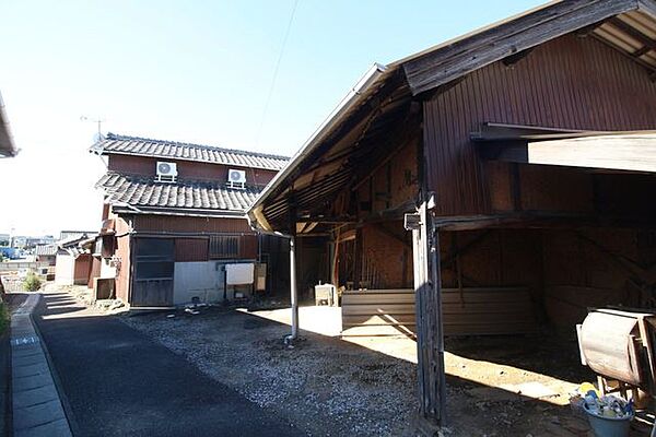 駐車場やお庭付きのお住まいをご希望の方にもオススメの土地約106.38坪！家族全員分の駐車スペースも確保できる広さです！